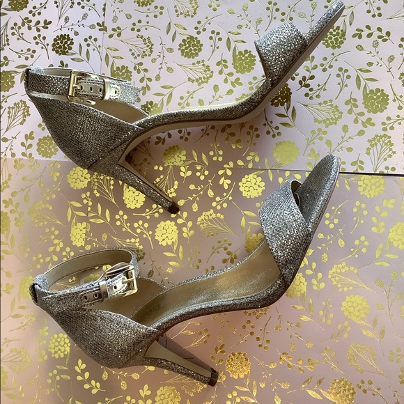 Gorgeous MK gold specked 3” sandal - Picture 3 of 12